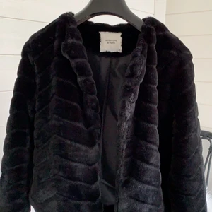Pälsjacka - JACQUELINE de YONG, pälsjacka. Endast testad då den aldrig kommit till användning. Bilderna gör inte jackan rättvisa! 