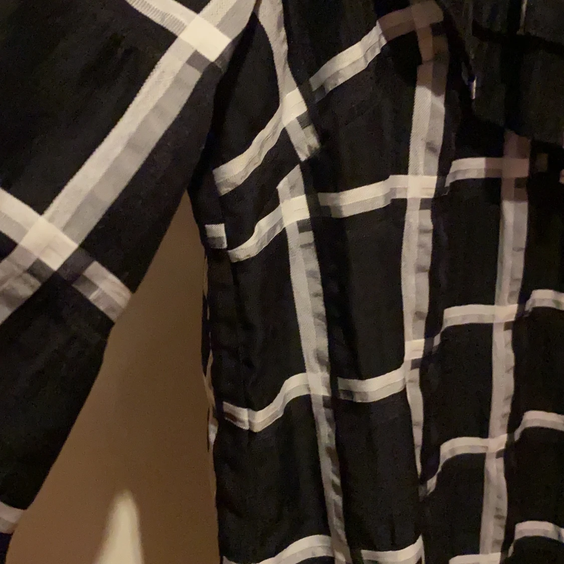 En fyrkantig svart,vit blus - 91