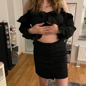 Kjol  - Kjol från Gina. Säljer för att jag inte kan ha den. 