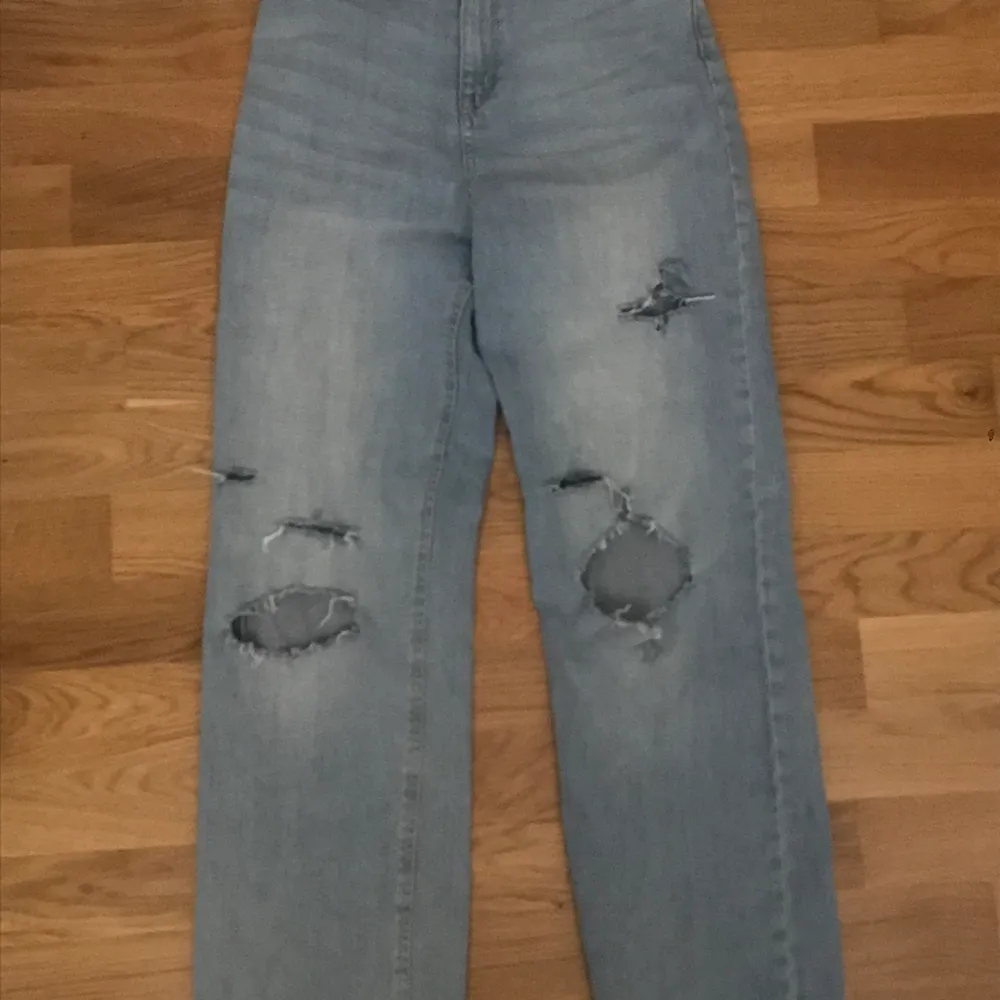 Wide jeans från Lindex som inte kommer till användning längre. Jag har klippt i dom själv därav de låga priset.😅 Men annars bra skick och inte jätte använda. Köpta förra året.😊💕. Jeans & Byxor.