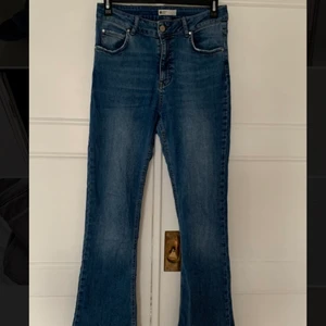 Blå bootcut jeans - Säljer dessa blåa bootcut jeansen ifrån Gina Tricot. De är inte jätte långa så om du är lång blir de antagligen lite korta. Annars är de väldigt stretchiga och bekväma jeans.