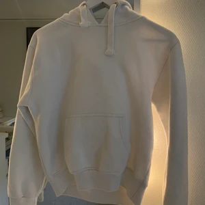 hoodie - säljer en helt vanlig hoodie köpt här på plick för ett tag sen! den är lite nopprig men fortfarande superskön! frakten är redan räknad i priset🤍🤍