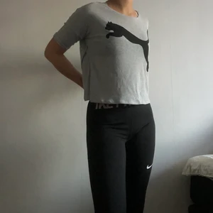 Puma träningstopp - Oerhört snygg och luftig träningstopp från puma som är omlott i ryggen vilket komplimenterar rumpan på ett snyggt sätt🥰 Sparsamt använd. 