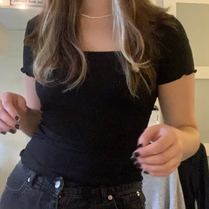 tisha - basic svart tisha från gina köpt för nått år sen! superstretchigt material och väldigt skön! sitter även bra på mig som oftast har m/l i toppar! frakten är inkluderad i priset🖤🖤