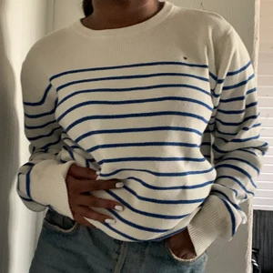 Randig Tommy Hildiger Tröja - Denna är i nyskick och är lite oversized i looken passar Xs S och M skulle jag säga, jag valde M men har Xs❤️ Köpt för 800kr 