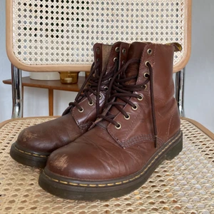 Bruna dr  martens i storlek 39!!!  - Säljer nu dessa bruna dr martens. Perfekta höst och vinterskon 🍄☔️❄️🌞 storlek 39. Lite slitningar  men annars i fint skick 🧡 450 ink frakt 📦 