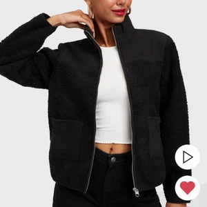 Teddy jacka  - Mysig jacka som tyvärr inte kommer till användning, endast använd en gång! Priset kan diskuteras vid snabb affär 