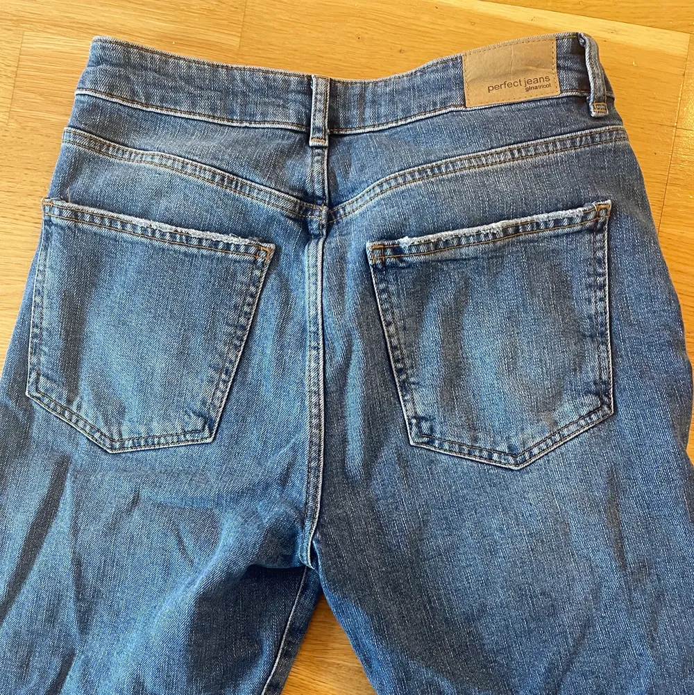 Jensen är croppade i slutet, lite utsvängda byxben. Midwaste jeans, passar på mig som är 170 cm dem slutar vid början av foten. Köpare står för frakt . Jeans & Byxor.