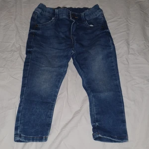Byxor barn strl 86 - Stretchiga jeans i storlek 86. Rensar på vinden, kommer lägga ut en hel del grejer. Kan skickas, du betalar frakten.