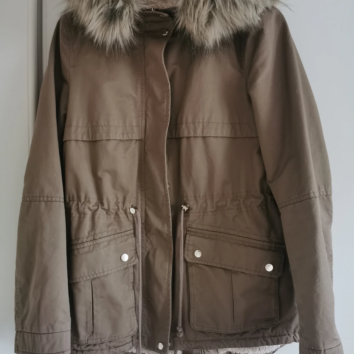 Jacka med pälskrage från H&M