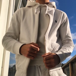  Ralph Lauren Zip Hoodie - ‼️Rensar garderoben på knappt använda kläder‼️ Denna raffe hoodie är använd ett par gånger och har ett slitage där armbågen är, man ser de på bild 2. Storlek S (tts). Kvitto finns ej. Prutbart pris. (Rök & djurfritt hem)