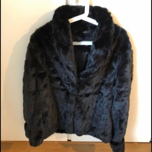 Oäkta pälsjackor dam  - Säljer 2 oäkta pälsjackor använda 1 gång storlek M på båda. Köpta från MQ. Nypris 1299kr säljer för 600 styck eller båda för 1000kr 