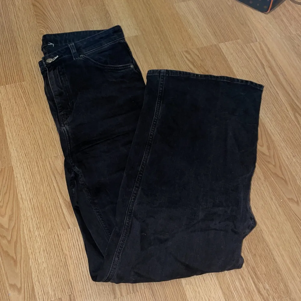 Jeans från Weekday 32/34 modellen Ace tuned black. Jeans & Byxor.
