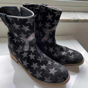 Ascoola boots med stjärnor från HIP shoe style! Säljer dessa då dem är försmå men är i bra skick. Köparen står för frakt💓 Kan mötas upp norr om Stockholm eller frakta