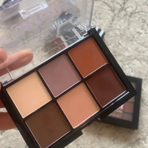 Knappt använd ögonskugga - Använder knappt ögonskugga så kommer bara inte till användning, som du kan se så har jag bara testat färgerna på handen.                                                                           ordinarie pris är 120kr