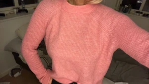 Tröja - Stickar rosa tröja, lång i ärmarna.