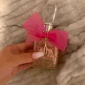 Viva La Juicy Rosé  - Viva La Juicy Rosé parfym 50ml, cirka 60% kvar i flaskan. Nypriset ligger på 700:- säljs för 350:-