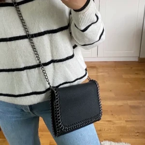 Svart väska - Jättefin svart stella mccartney liknande väska💗 Knappt använd o fint skick! (lånade bilder från hon jag köpte den av som ny)