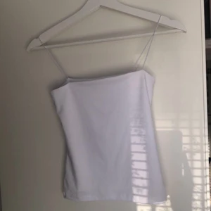 Vit linne i stolen XXS - Säljer en vit linne med ett skönt material, den är helt oanvänd😇👍🏼