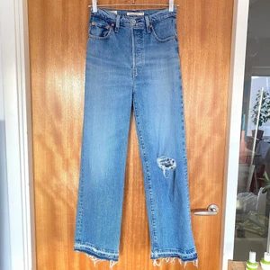 Ribcage - Livets bästa brallor i form av Levis ribcage straight ankle!! Tyvärr för små för mig så säljer dom vidare, dom är i toppskick! Hålet i knät var där när jag köpte dom men jag har fållat ner byxorna där av ”slitningarna” längst ner☺️❤️❤️