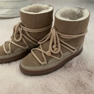 Inuikii - Intressekoll på mina Inuikii skor perfekta nu i höst och vinter. Köptes förra året för 2599kr och är endast använda en gång. Skorna är i nyskick och har inga defekter alls, i storlek 38. 2000kr för skorna och frakt ingår!💕💕