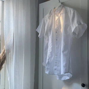 Skjorta - Kortärmad skjorta från Ralph Lauren köpt på secondhand 🤍 Har aldrig använt den själv och är i väldigt bra skick! Supersnygg med en topp under eller bara till ett par högmidjade byxor🤩 Sitter oversized på mig som är en S/M