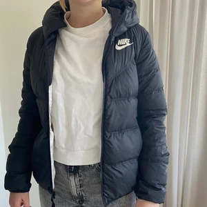 Nike jacka - Säljer min Nike jacka. Den är svart men om man vänder den ut och in är den svart vit (be om bild så skickar jag 😊). I bra skick, väldigt skön och värmande. I storlek XS men passar även S/M. Frakt tillkommer🖤🤍