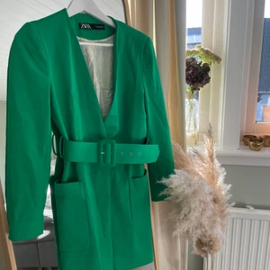 Grön kavajklänning från ZARA - Strl M, med bälte i XS. Använt skick. Nypris 699 kr