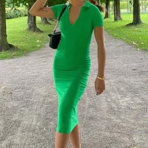 Grön klänning - Jättefin ribbad klänning från zara💚 Endast provad så säljer eftersom den inte används