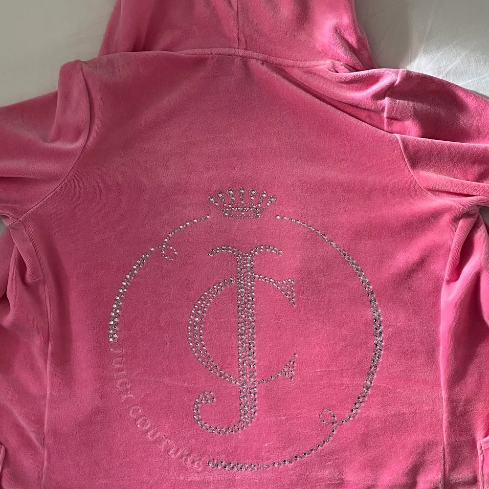 skit snygg och trendig rosa juicy hoodie!! köpt på sellpy och sparsamt använd!! Budgivning gäller eller köp direkt för 500kr. Hoodies.