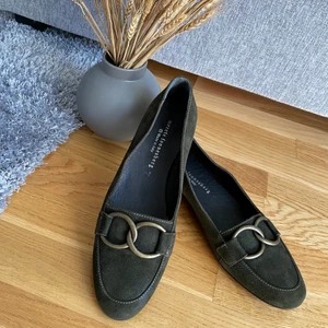 Nya skor från Merete Fonnedberg ✨ -  •Storlek 41. Äkta mocka.  •Färg: Khaki  •Köpte för 1199 kr. Säljer för 550 kr.  🚫Djurfritt och rökfritt hem 📍Kan mötes upp i Mölnlycke 📬Kan skickas mot fraktkostnad (66 kr)