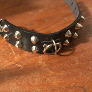 Nitarmband - Jätte snyggt nitarmband! I använt men fint skick! Köparen står för frakten <33