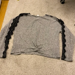 2 tröjor från Kappahl  - 2 tröjor från Kappahl i gott skick storlek 152, för båda 30kr 1 för 15kr. Köparen betalar frakten!🥰 