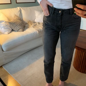 Zara, jeans, strl 36 - Rak modell, stretchiga och sköna.