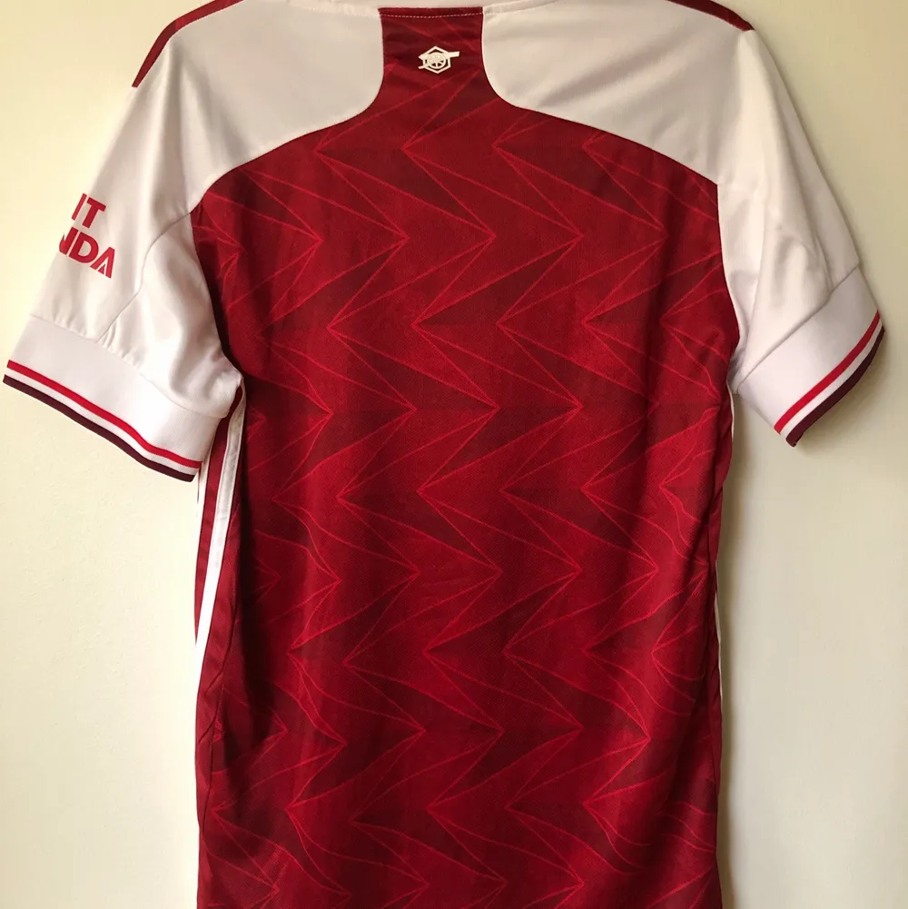 Adidas Arsenal 20/21 Red Home Jersey Size medium, fits like a regular men’s size medium.  Excellent condition, no flaws or damage.  DM if you need exact size measurements.   Buyer pays for all shipping costs. All items sent with tracking number.   No swaps, no trades, no offers. . Toppar.