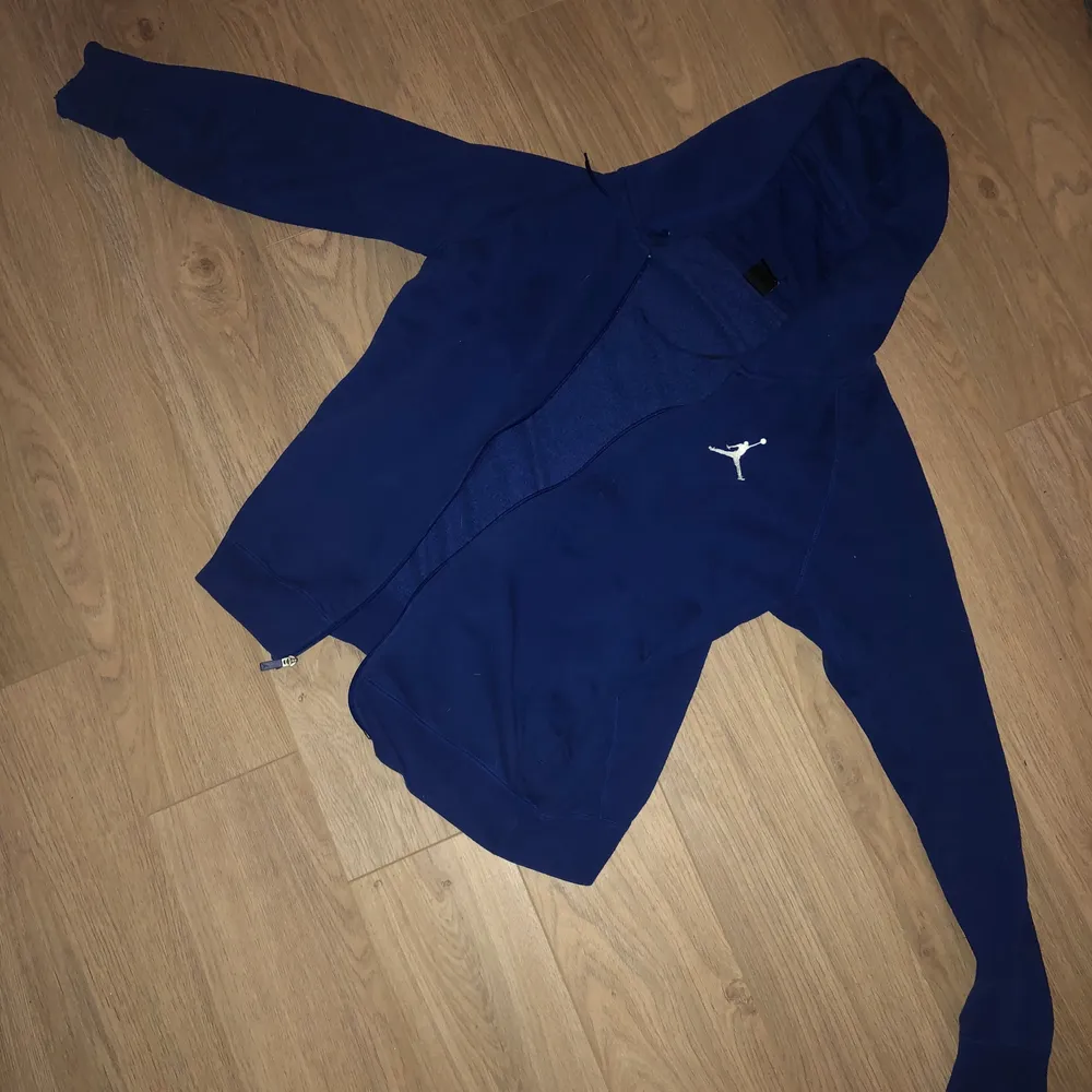 2st Jordan hoodies i strl L den svarta är i stretch och den blåa är basic vintage.. Tröjor & Koftor.