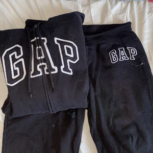 Gap mjukis sett - Säljer mitt mjukis sett från gap, storlek S på byxorna och M på koftan. Koftan har luva, och allt är i bra skick då jag inte andvänt den pågrund av att den är för liten. Hör av dig för fler frågor!💕