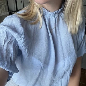 Blå blus💙 - Supersöt blåblus från & other stories🦋 Använt själv en gång så är så gott som ny! 