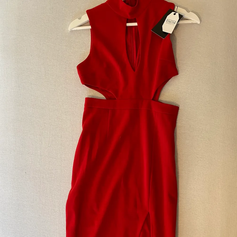 Röd klänning som aldrig kommit till användning. Köpt från Nelly och lappen sitter kvar. Står att det är storlek 8 men skulle säga att det är mellan XS-S.. Klänningar.