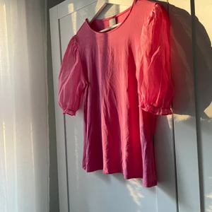 Rosa topp💖 - Supersöt rosa topp från H&M💓 Använt den en gång och är som ny! Är superfin till ett par ljusa jeans men jag känner inte att den passar mig