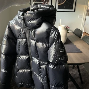 PeakPerformance Jacka - Säljer nu min svarta PeakPerformance vinterjacka. Den är i strl M men är inte så stor i storleken. För referens så är jag 166 cm lång. Supervarm och knappt använd så den är i nyskick!  Köptes för 4500, säljer den för 2000! 