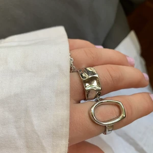 Ringar  - Halloj! Säljer dessa fina ringar för 20 kr / st ⚡️💖 (den på långfingret är såld, alltså bara den längst till höger kvar)  köparen står för frakten som är 12kr 