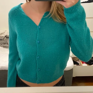 Kofta - Grön kofta med lite glitter. Är relativt använd därav lite nopprig annars i bra skick!