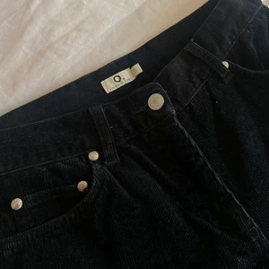 MANCHESTER BYXA  - Intressekoll på dessa assnygga manchesterbyxor i svart. Strl 36 (skulle säga att de kan passa 38 också) men midjan är som 36! Är 173cm och de passar i längd. Önskar man lite längre byxor bör man vara runt 170 eller kortare!🤍 skulle säga att de är mid waist (till naveln). skicka privat för mer info. GRATIS FRAKT!