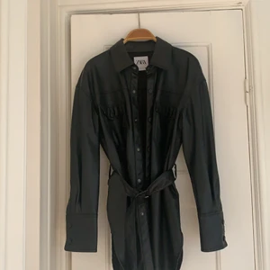 Skjorta/klänning - Säljer en skjorta/klänning i skinnimitation från zara i storelk xs. Inte använd mer en två gånger och jag hade den som klänning, skit snyggt! 