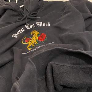 Superskön och superfin svart hoodie från hm unisexacdelningen divaded. Säljs nt där för tilfället. Som ny och inga fläckar!👌🏻💫 