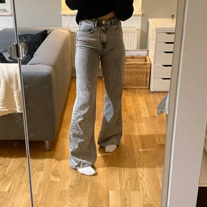 Gråa jeans - Ett par superfina jeans från asos som är i superbra skick, inte jätteanvända. Storlek 36