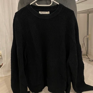 Carin wester stickad tröja!! - Finfin carin wester stickad varm tröja inför vintern! Toppenskick och superfin!⚡️ snygga detaljer på armarna och en fin svart matt färg! Frakt tillkommet!💡 nypris: 800kr