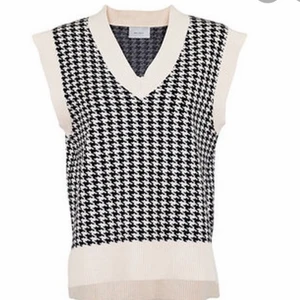 VÄST FRÅN BY ANASTASIA - Superfin skön stickad väst från by anastasia! Pris 200 kr + frakt💓💓