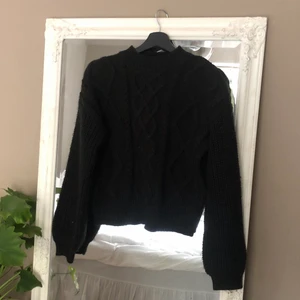 kabelstickad tröja - Ifrån na-kd. Infa defekter. Väldigt varm!